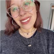 Profesora en lengua y literatura da clases a estudiantes de primaria, secundaria y superior (terciario)